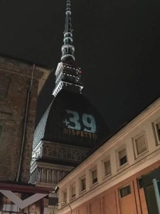 La Mole Antonelliana con la scritta "+39 RISPETTO"